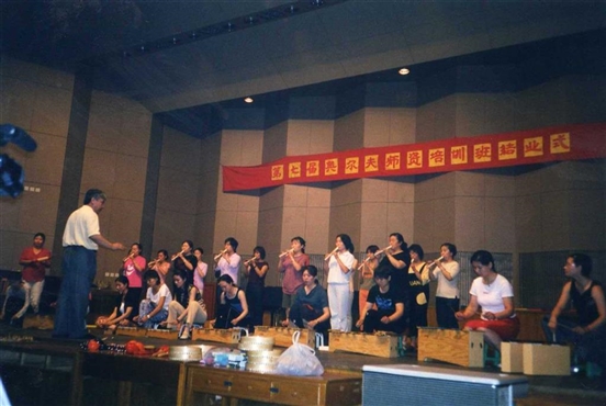 2001-2002年第7届培训班结业式表演《竖笛与音条乐器合奏》.jpg