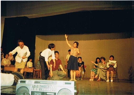 1986年施奈德夫人示教音乐剧《小跳蚤和小虱子》.jpg
