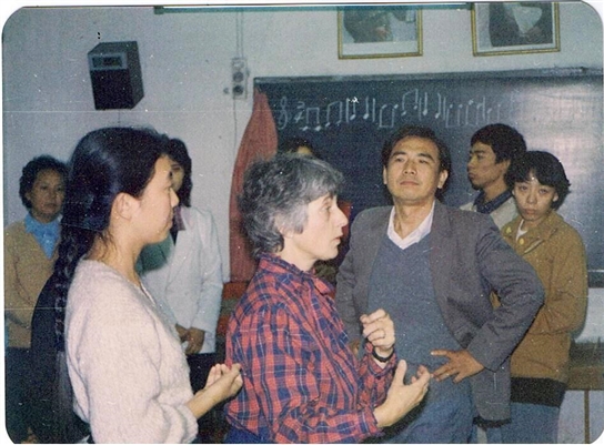1988年美国orff协会主席玛瑞博士在北京参观小学.jpg